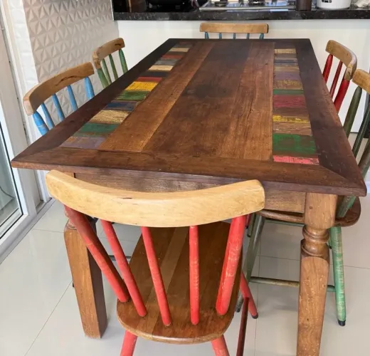 Mesa de madeira maciça 6 lugares com cadeiras