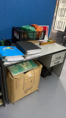 Mesa de escritório com gaveteiro