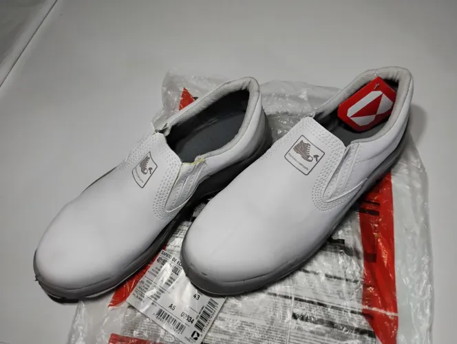 $50,00 BOTA COM BIQUEIRA DE AÇO