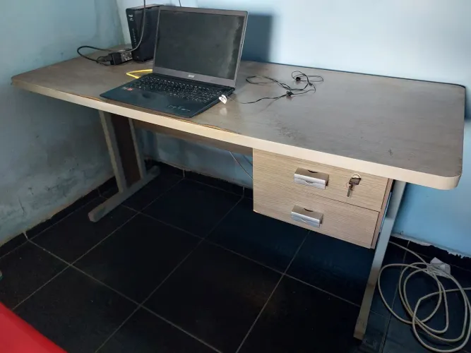 Mesa com gaveteiro