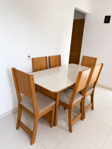 Mesa com 6 cadeiras em.mdf