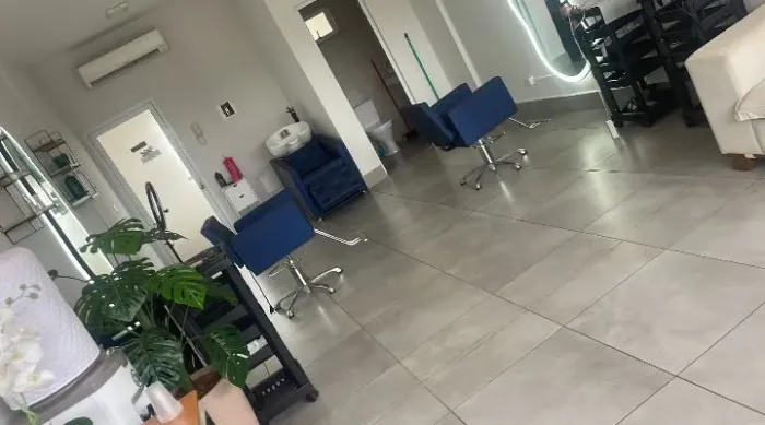 Cadeiras e lavatório para salão