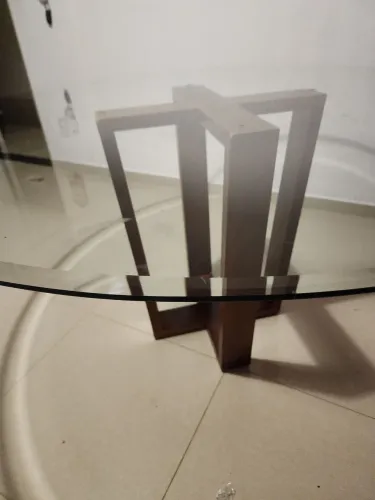 Mesa de jantar redonda de excelente qualidade e muito resistente.