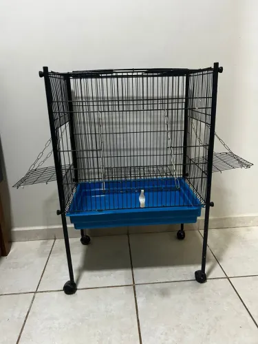 Gaiola grande com aberturas