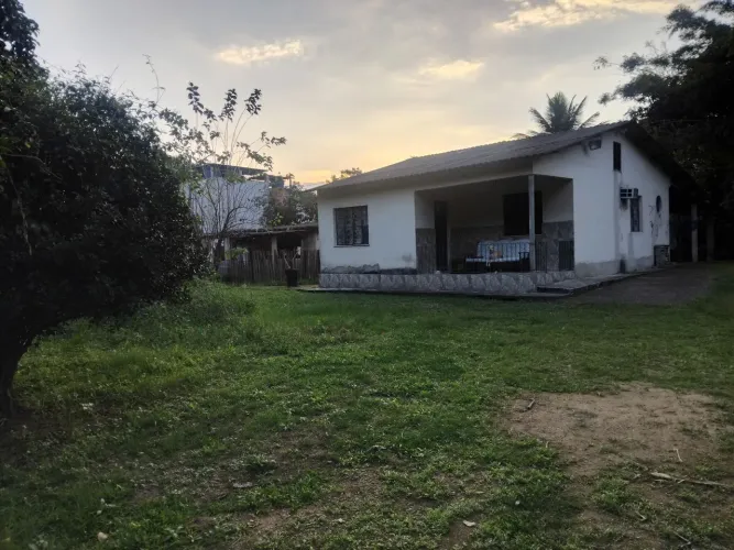 Casa em terreno grande