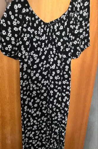 Vestido midi floral com fenda