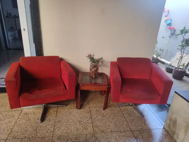Duas cadeiras giratórias vermelhas