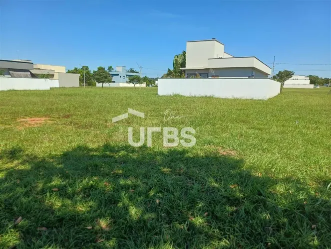 Oportunidade de lote em condomínio fechado com terreno plano e sol nascente.