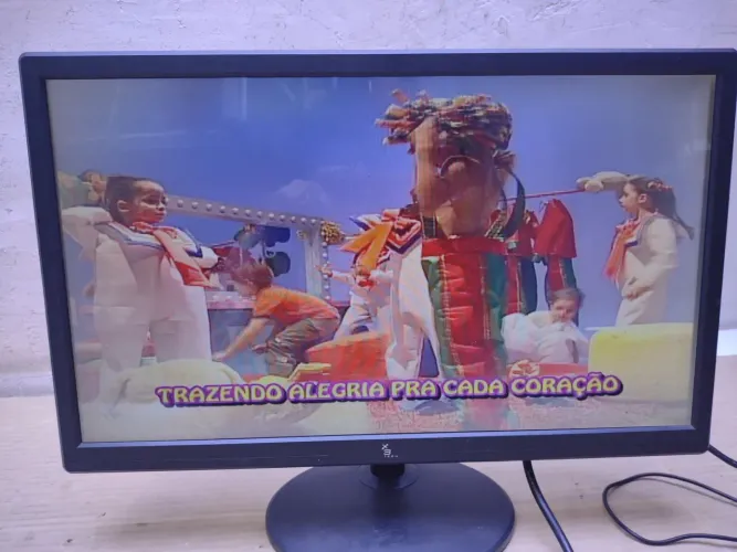 Monitor 20 Pol entrada HDMI e VGA imagem perfeita sem detalhes