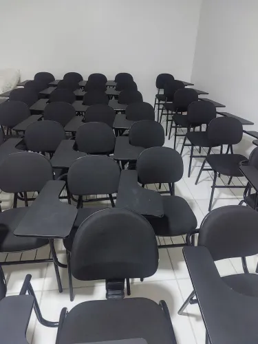 Carteira escolar acolchoada e com prancheta