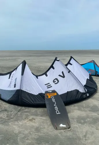 Vendo Kite VANTAGE 2022 completo - Tamanho 9, com barra, trapézio e colete.