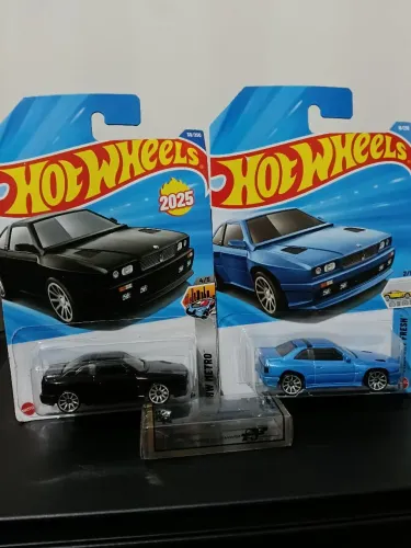 2 minis Hotwheels Maserati shamal