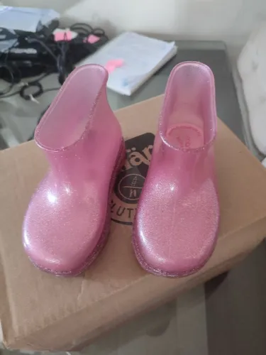 Bota infantil emborrachada rosa com gliter