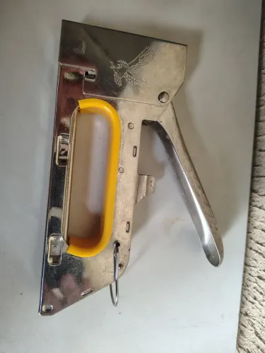 Grampeador pistola tapeceiro