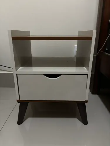Mesa de Cabeceira Moderna - Ótimo Estado