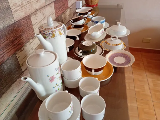 Lote de 35 peças em porcelana