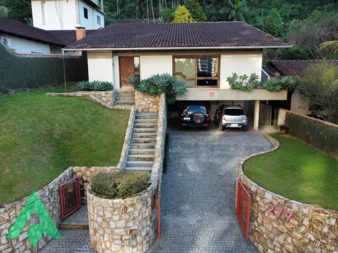 Linda casa, no Bairro Vila Nova!