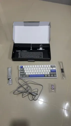 Teclado mecânico magnético Classroom Win60 60% Premium Rgb Pro branco cinza e azul