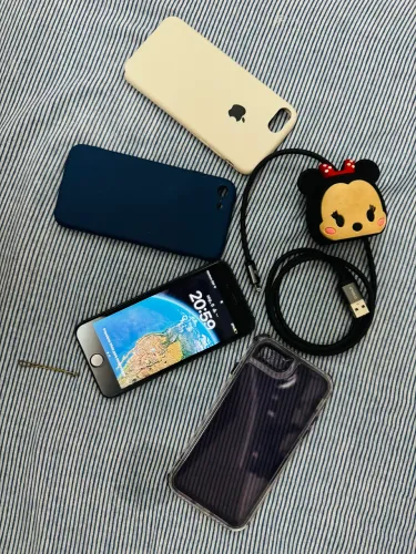 iPhone 8 64 GB + 3 Capas + Cabo USB - R$ 250