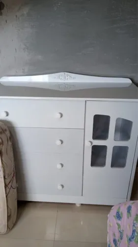 Cômoda Peroba Elô 4 Gavetas 1 Porta MDF Branco com Cabideiro
