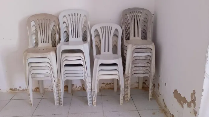 LOTE 28 CADEIRAS DE PLÁSTICO BRANCAS - R$650