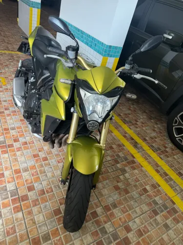 CB 1000r com escapamento esportivo