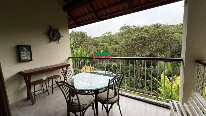 Chalé de 180m², com mezanino de madeira em um dos melhores condomínios de Guaram