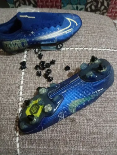 Chuteira de trava da nike com chave pra trava e todos os. Bairros nunca usada 1 vez 