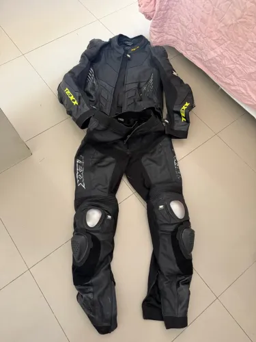 Vendo macacão , bota e luva