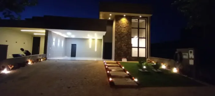 Casa ampla no Cond Vivendas da Mata | Só aqui na Imobiliária Rosa e Rangel