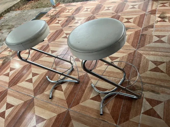 Banquetas inoxidáveis com assento em corvin para usar a área gourmet 