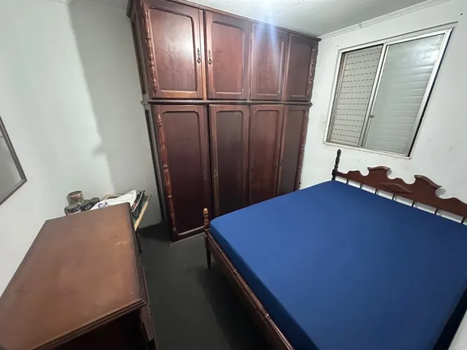 Cama e guarda roupa