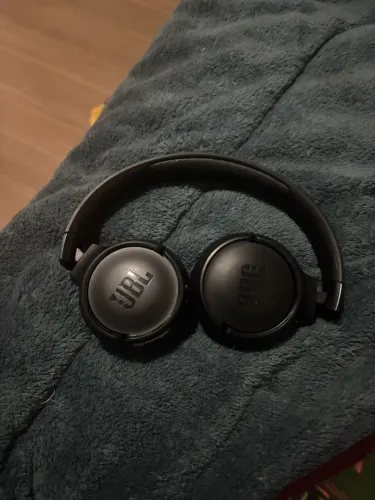 Fone JBL usado poucos vezes com caixa em perfeito estado 