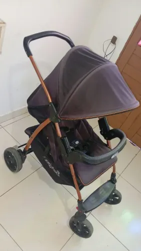 Vendo carrinho de bebê semi novo marca burigotto 150$