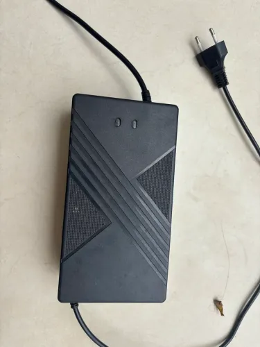 Carregador Original MotoChefe S8 3000W (67,2V 5A) Bivolt - Modelo JN-60B