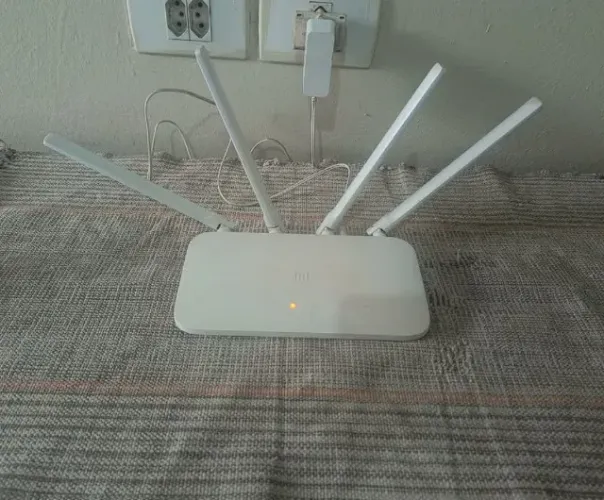 Roteador Wi-fi Mi Router 4C 3 portas