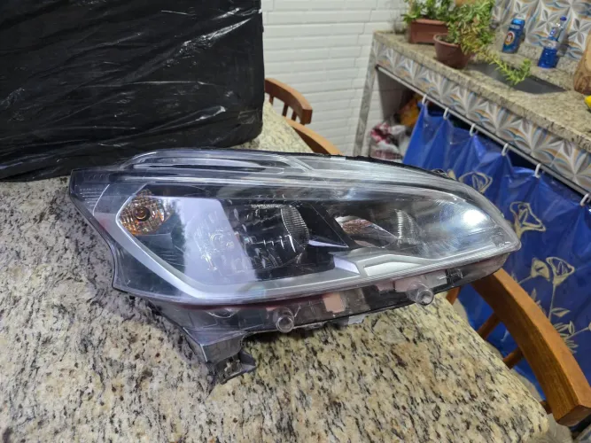 Farol do Peugeot 208 lado direito com led funcionando 