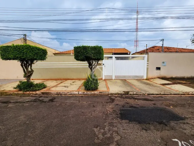 CASA COM PISCINA E ÁREA GOURMET