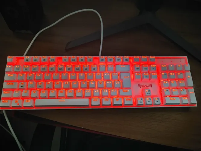 Teclado mecânico Red Dragon Mitra Led Vermelho Lunar White com defeito