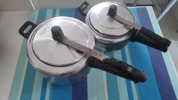 2 panelas de Pressão (5L e 2,5L)