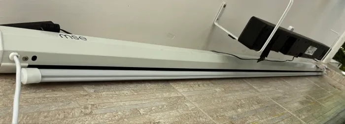 Tela de projeção até 120 polegadas retrátil + PROJETOR HY 320