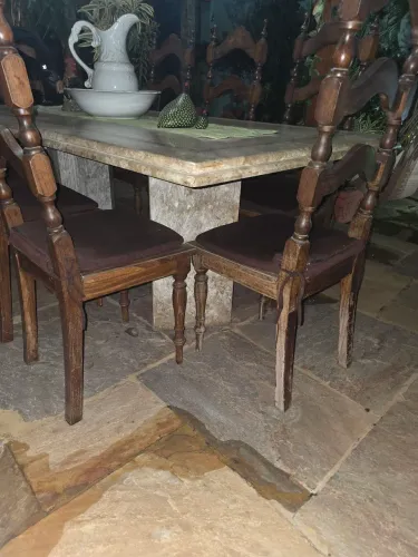 Mesa em Mármore com cadeiras em madeira