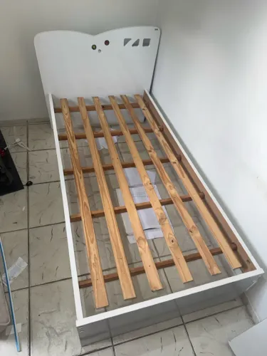 Cama de solteiro branca