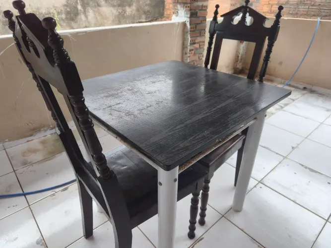 Mesa de mármore e cadeiras de madeira