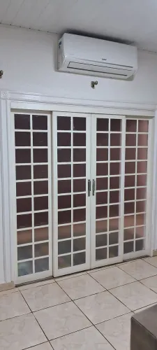 Porta correr de ferro quadriculada com vidro