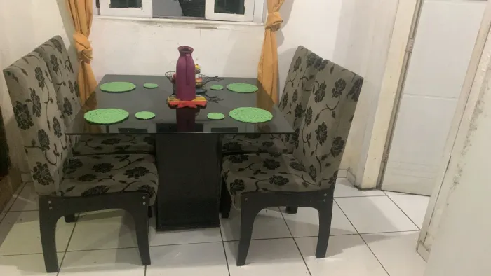 Mesa 4 cadeira de vidro