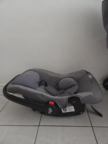 Carrinho de bebê + bebê conforto