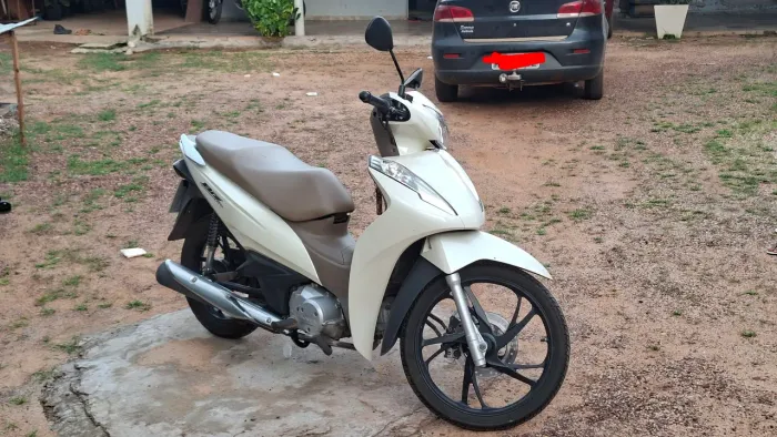 Vendo Honda Biz 125i, ano 2024/2024, cor branca, moto muito nova.