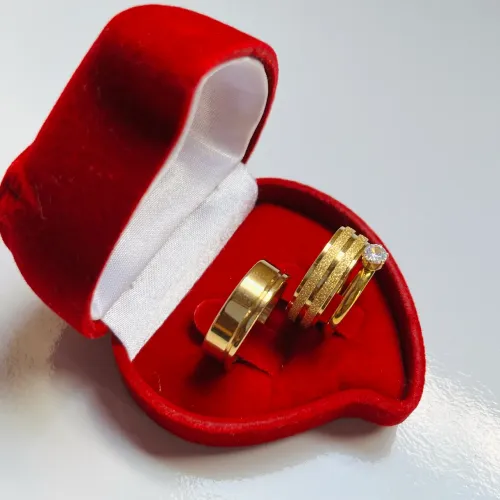 Par de Alianças Diamantada Frisos & Lisa Borda C/Friso 6 + Solitária; Banho de Ouro 18k