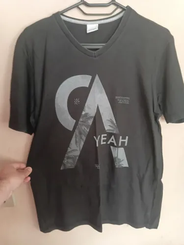 Camiseta masculina preta com gola V. ORIGINAL MALWEE. RIACHUELO. LOS ANGELES L.A.
